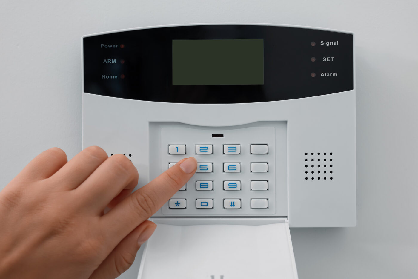 איך בוחרים מערכת אזעקה לעסק בין חיבור קווי לאלחוטי